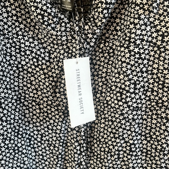 NWT STREETWEAR SOCIETY JUMPER BLACK AND WHITE IN SIZE XL - Picture 15 of 16